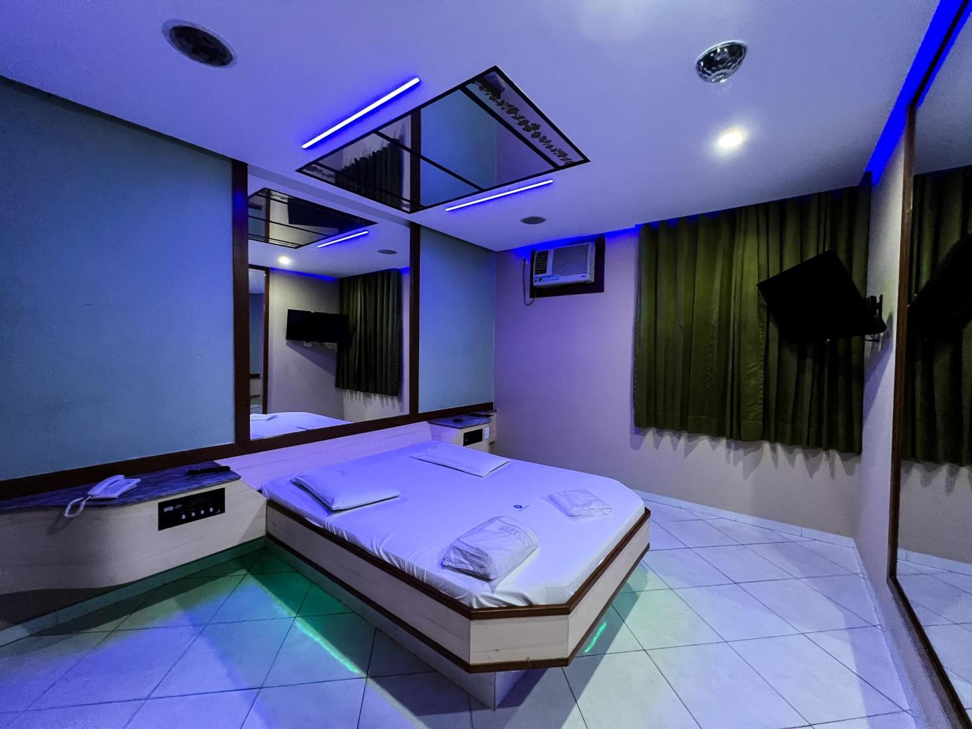 Love hotel Status *